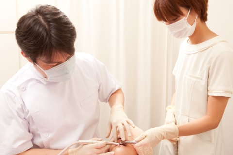 歯の動きなどを確認しながら装置の調整を行います。また、装置周囲のクリーニングを行います。